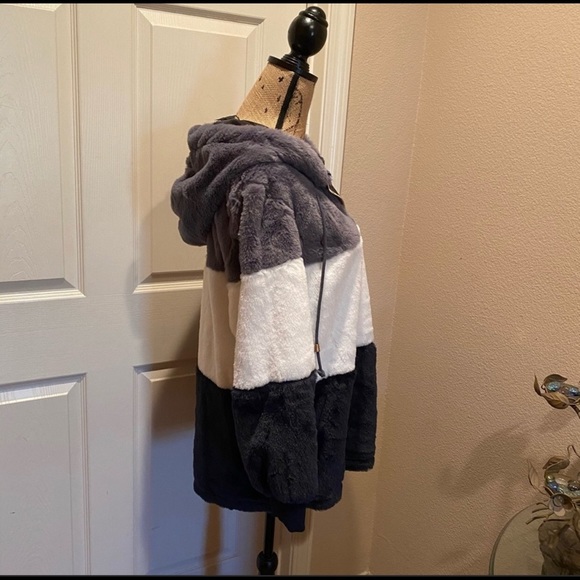 Long sleeve color block jacket with pullover hood. - Picture 3 of 5